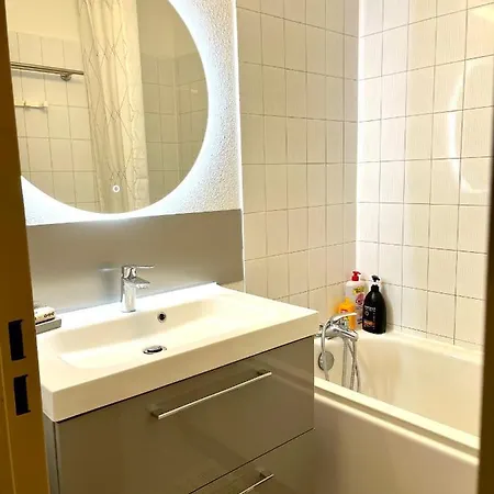 Le Sud Et Piscine Apartment *