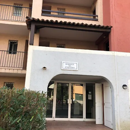 Le Sud Et Piscine Apartment *